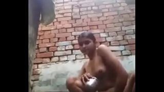 desi girl bathing and rubbing her pussy in front cammera Video